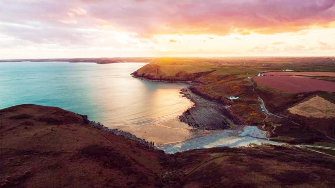 The Rum Shack Manorbier Castle Inn ภายนอก รูปภาพ
